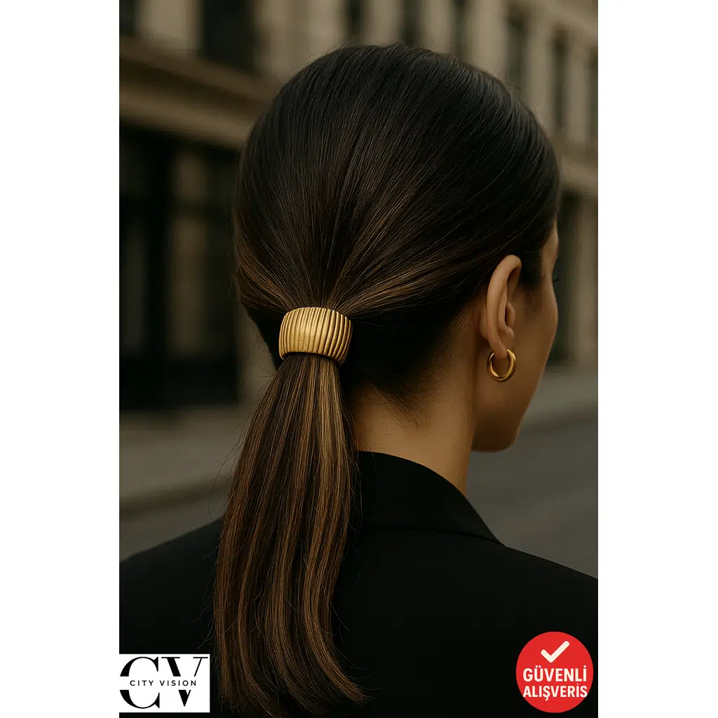 Parlak Altın Renk Metal Detaylı Modern Lastik Saç Tokası – Elastik ve Şık Toka Modeli